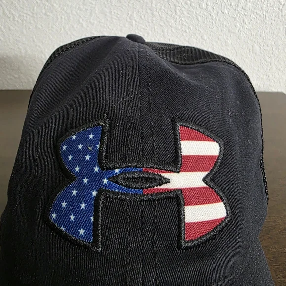 Under Armour Black Hat with American Flag Logo - Picture 6 of 6